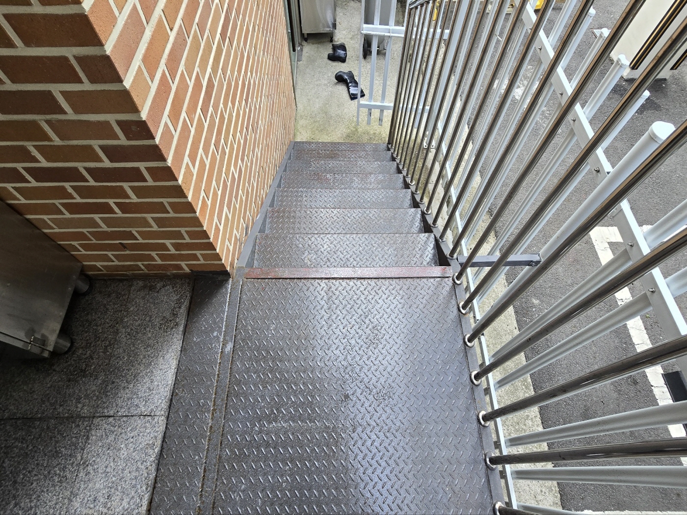 1745726948422-9.jpg